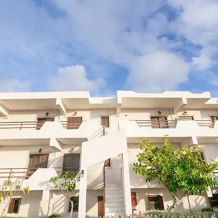 Yiannis ηotel アパートホテル Foiníkion